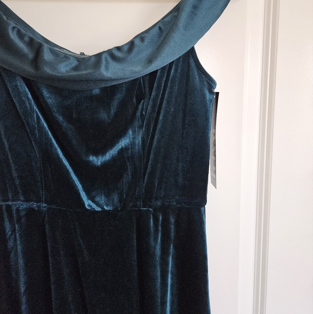 NWT TRIXXI Emerald Green Velvet Off the Shoulder Mini Dress Women's Size Medium - Picture 5 of 11